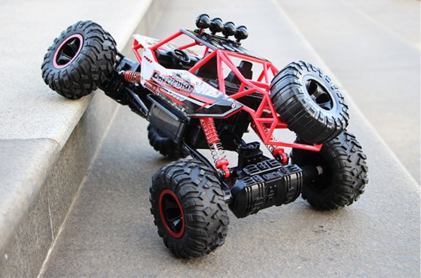 Полноприводная машинка на радио управлении
