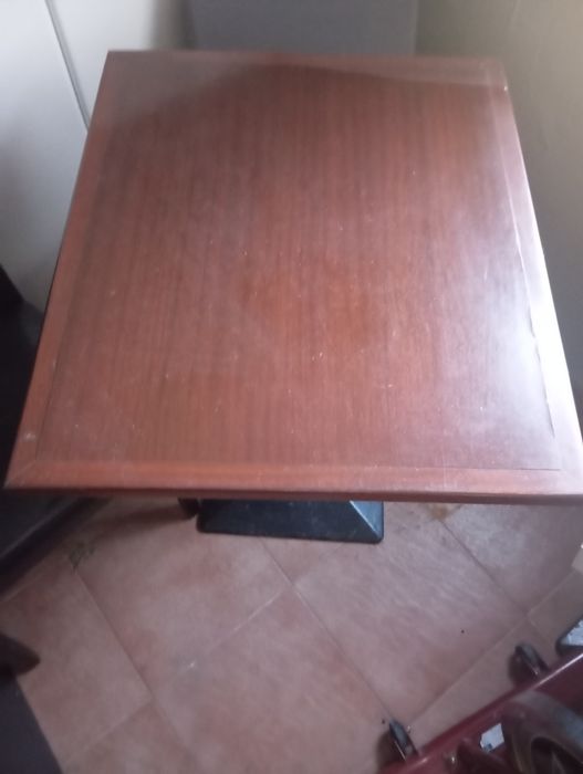 Mesa e cadeiras.