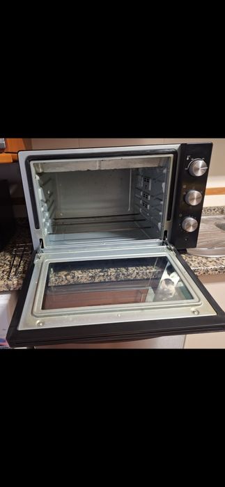 Mini-forno elétrrico marca Becken,  com capacidade de 60 litros  de 2200 W