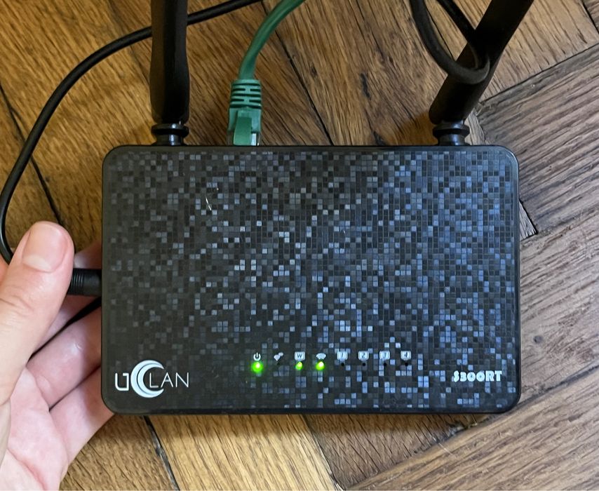 Роутер Uclan в коробці
