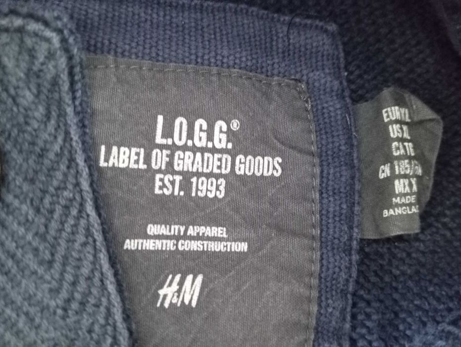 Dwa swetry - jeden w dobrym stanie, drugi bardziej roboczy