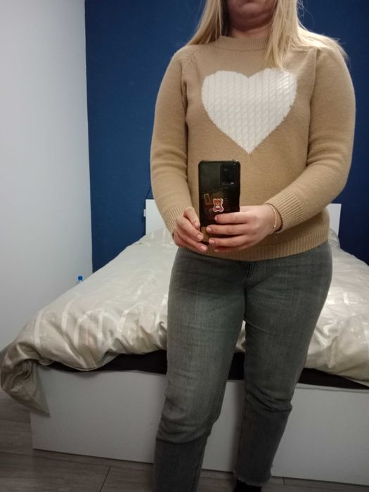 Sweterek beżowy z sercem