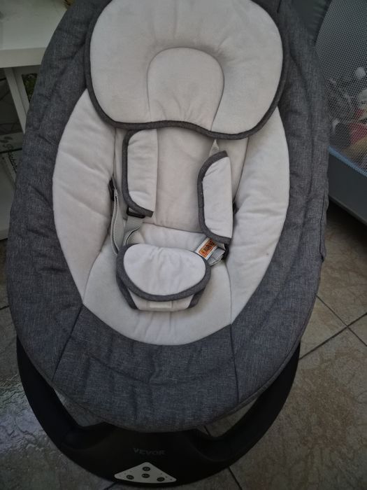 Baloiço bebé com musica e balanço automático,  têm comando para regular força do balanço e da musica