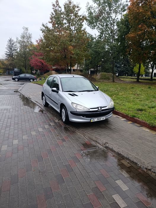 Надійне економне авто