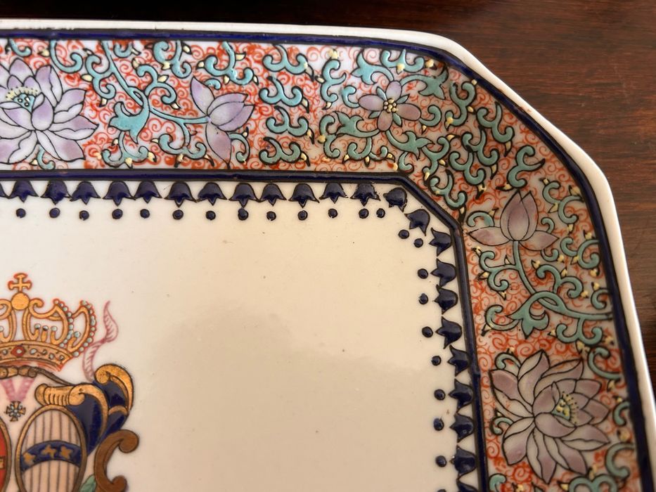 Conjunto de porcelana com brasão de Portugal