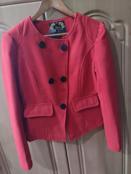 Krótki płaszczyk z kokardą