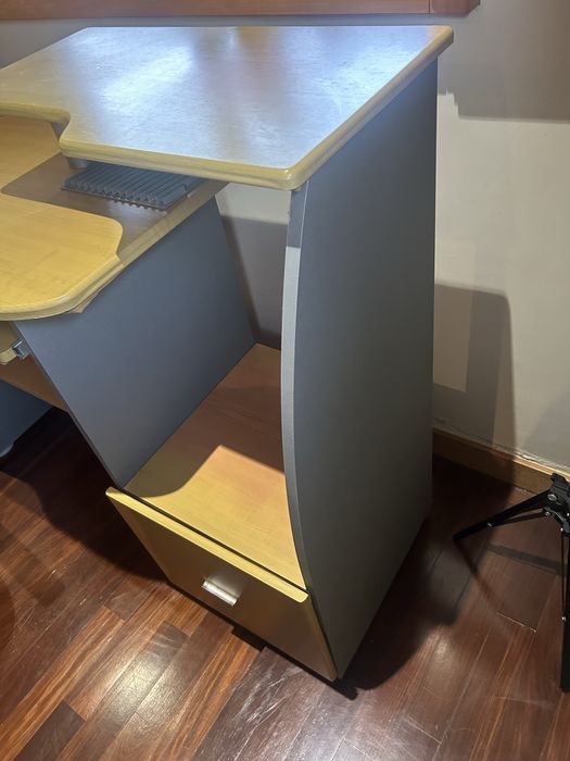 Secretária castanha e cinzenta