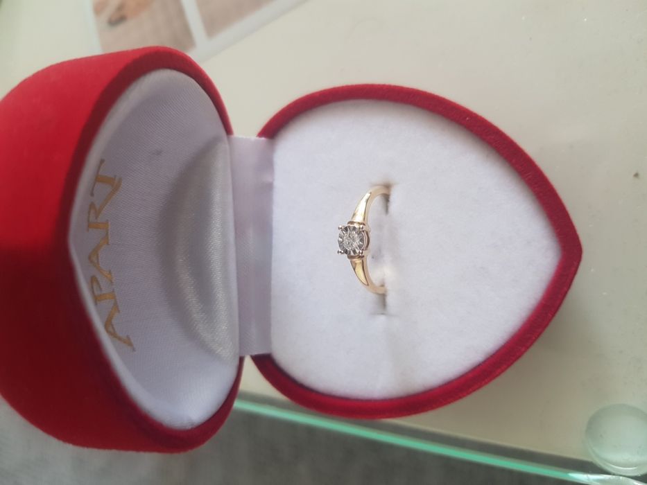 Pierścionek zaręczynowy z diamentem Apart