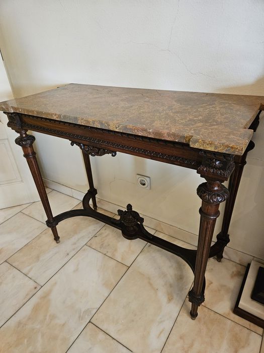 Mesa em madeira com tampo de mármore