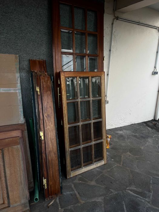 Portas em Madeira Maciça Envidraçadas – Estilo Clássico/Rústico
