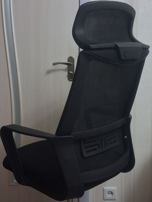 Крісло анатомічне GT Racer: спинка, підголовник  "сітка", механізм гойдання TILT,