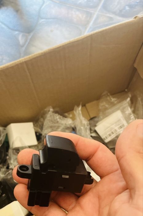 Продам Кнопка стеклоподъемника Nissan Pathfinder Qashqai