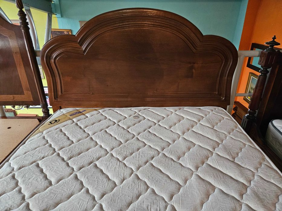 Cama em madeira maciça com estrado e colchão - Muito bom est
