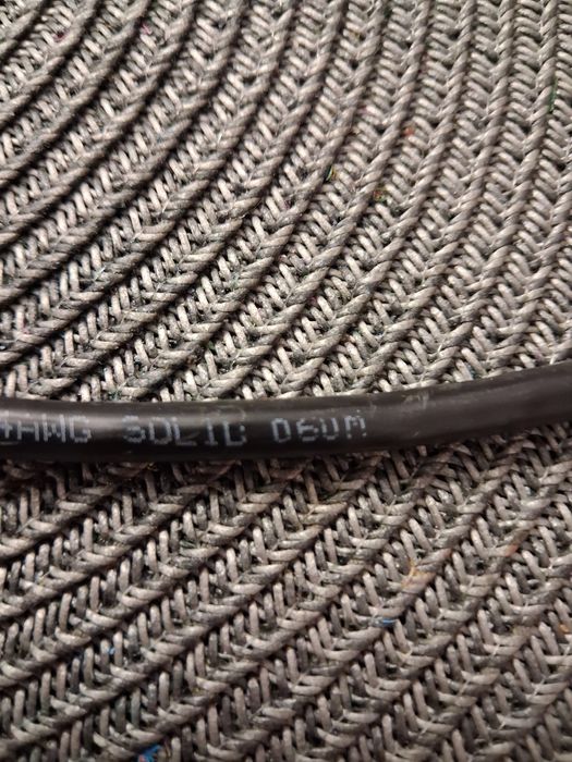 Kabel internetowy czarną obwódką na zewnątrz