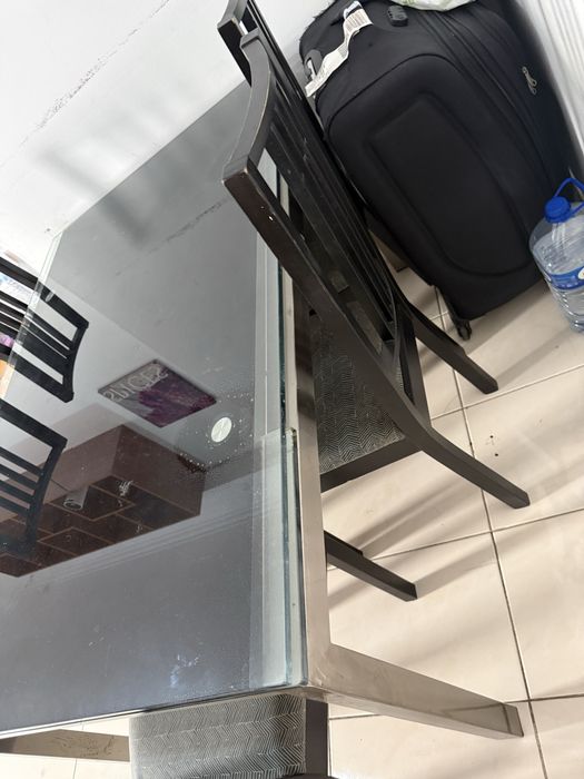 Mesa  com cadeiras e movel