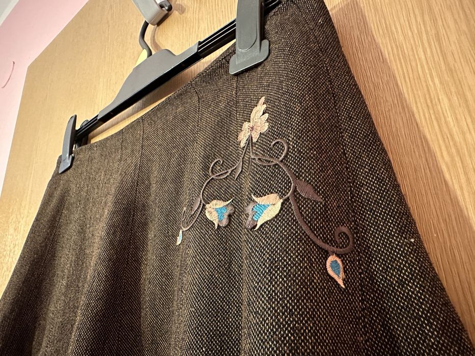 Brazowa rozkloszowana spodnica gruba z haftem