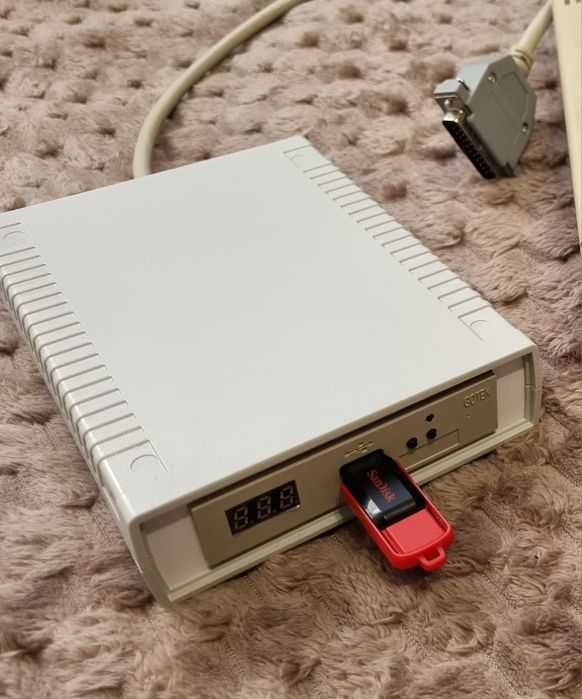 Amiga 500 z TV i dodatkami