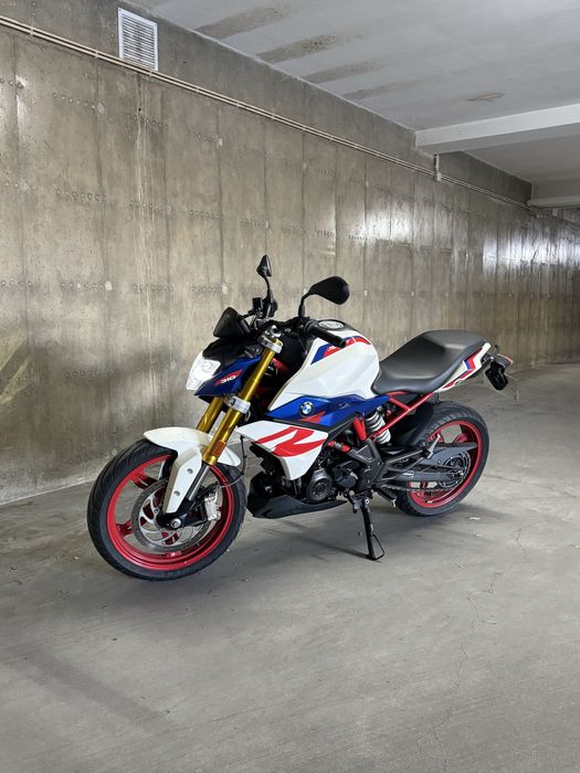 BMW G 310R.