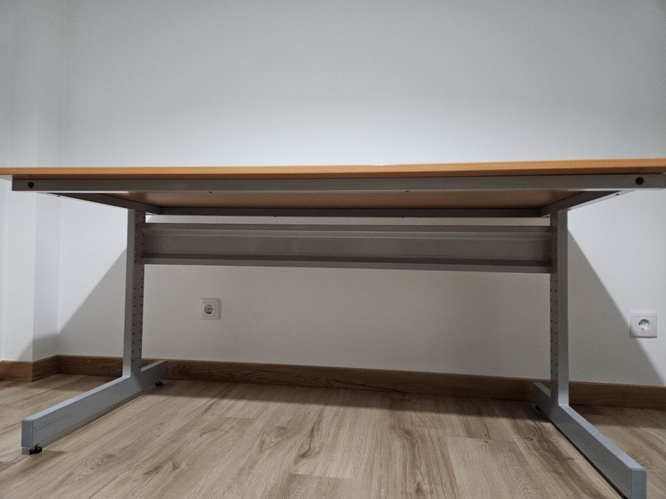 Secretária de escritório com módulo de gavetas