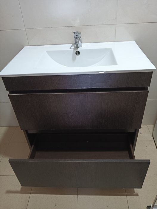 Conjunto móvel com lavatório e espelho