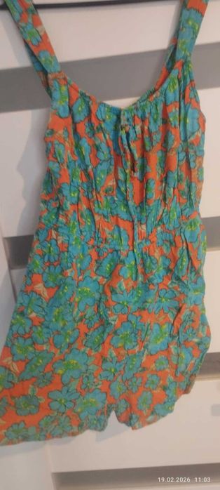 kolorowy kombinezon na lato