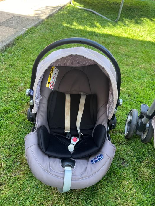 Carrinho e ovo bebé