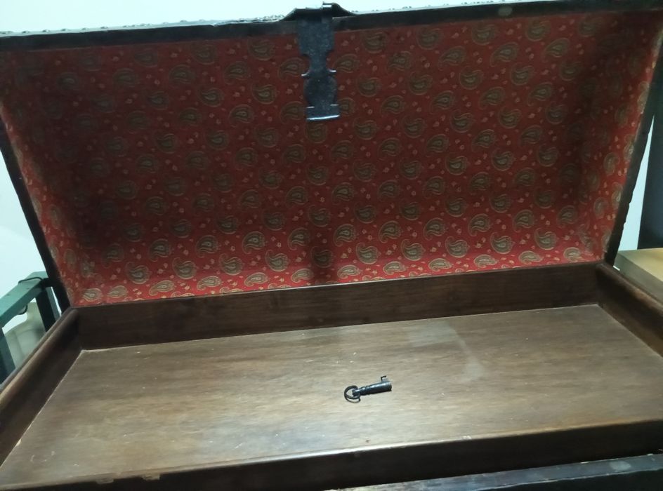 Baú antigo em bom estado