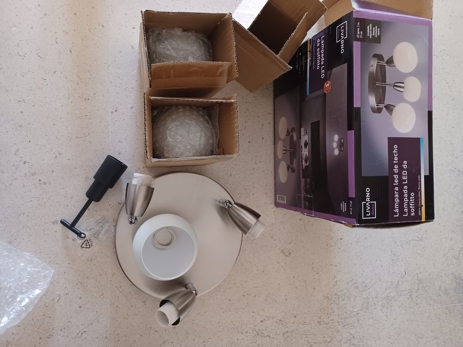 Candeeiro com 3 focos nunca usado