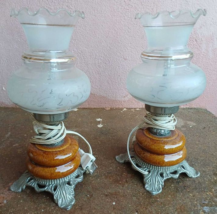 Candeeiros de mesa de cabeceira, com abajur em vidro, e base em porcelana decorativa