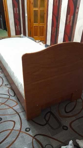 Ліжко  з  матрацом та підйомним  механізмом.