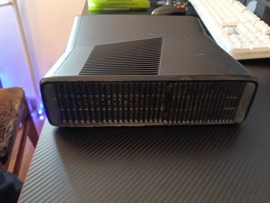 Xbox 360 slim + kompletne okablowanie + 1 pad