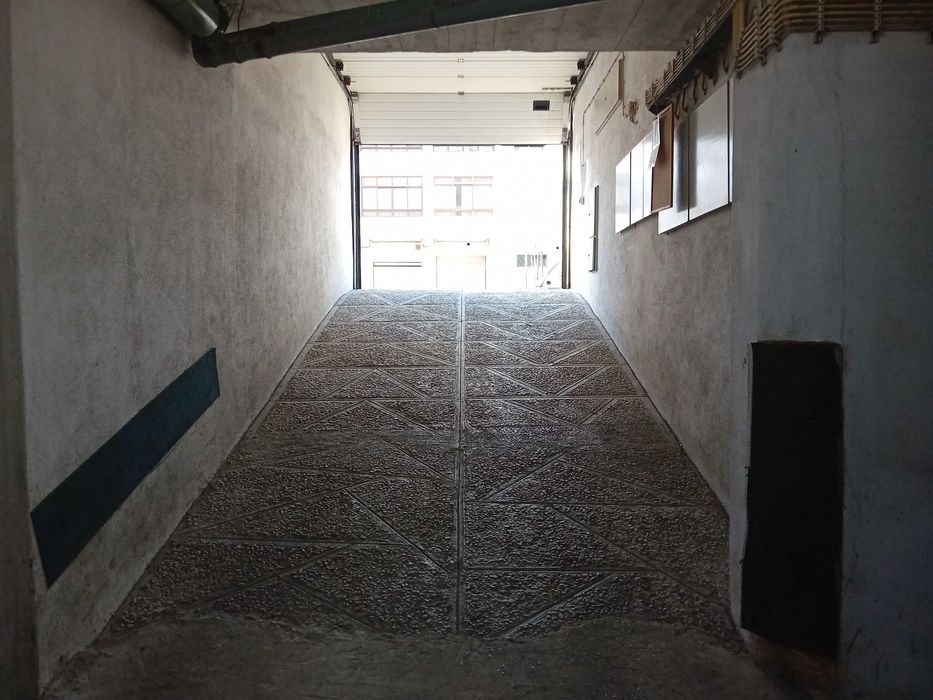 Garagem de 30 m² no Feijó, Almada – Oportunidade Rara na Zona