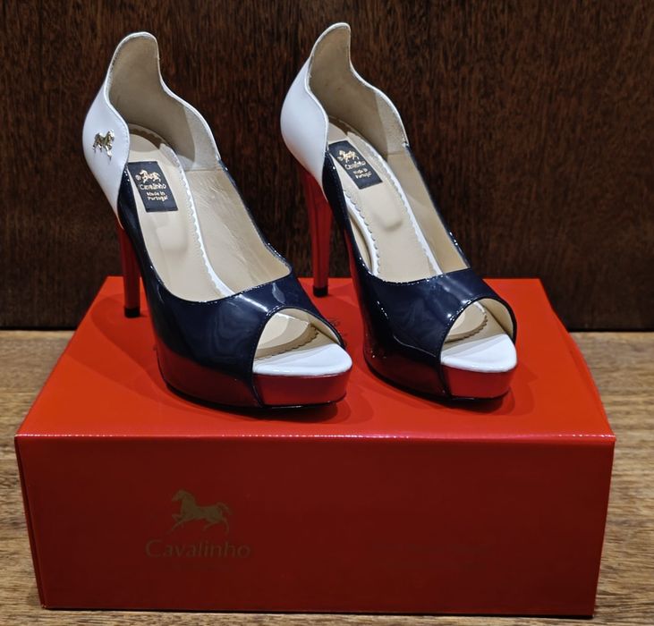 Sapatos da cavalinho novos