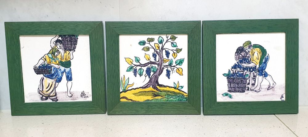Lindo conjunto Vindima de 3 azulejos emoldurados e assinados