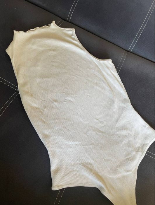 Білий боді на заклепках