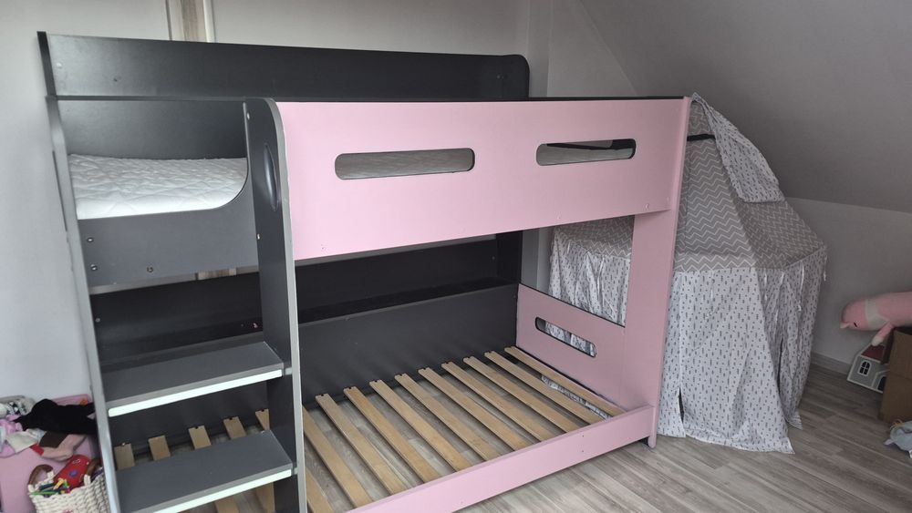 łóżko piętrowe swiecace schody