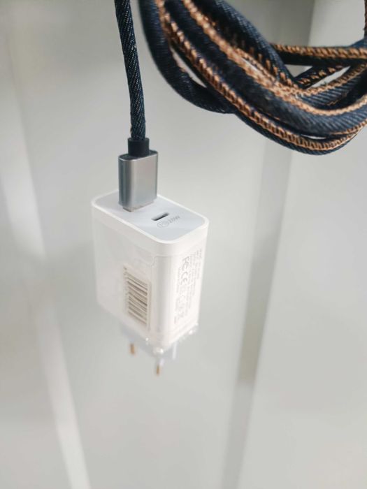 Carregador com cabo · micro USB