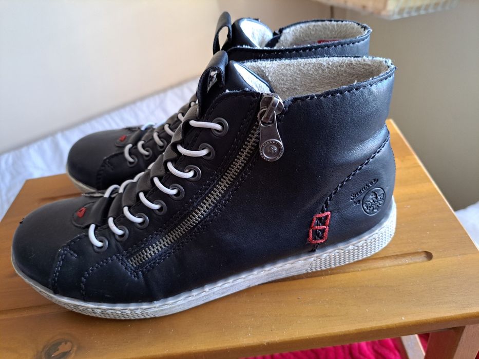 Botki damskie Rieker.  Czarne.  Rozmiar 38