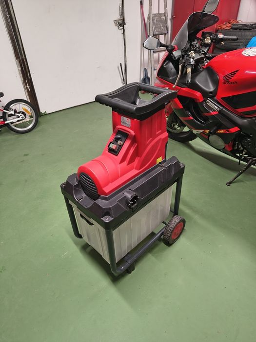 Niemiecki rozdrabniacz do gałęzi na frez 2800 W