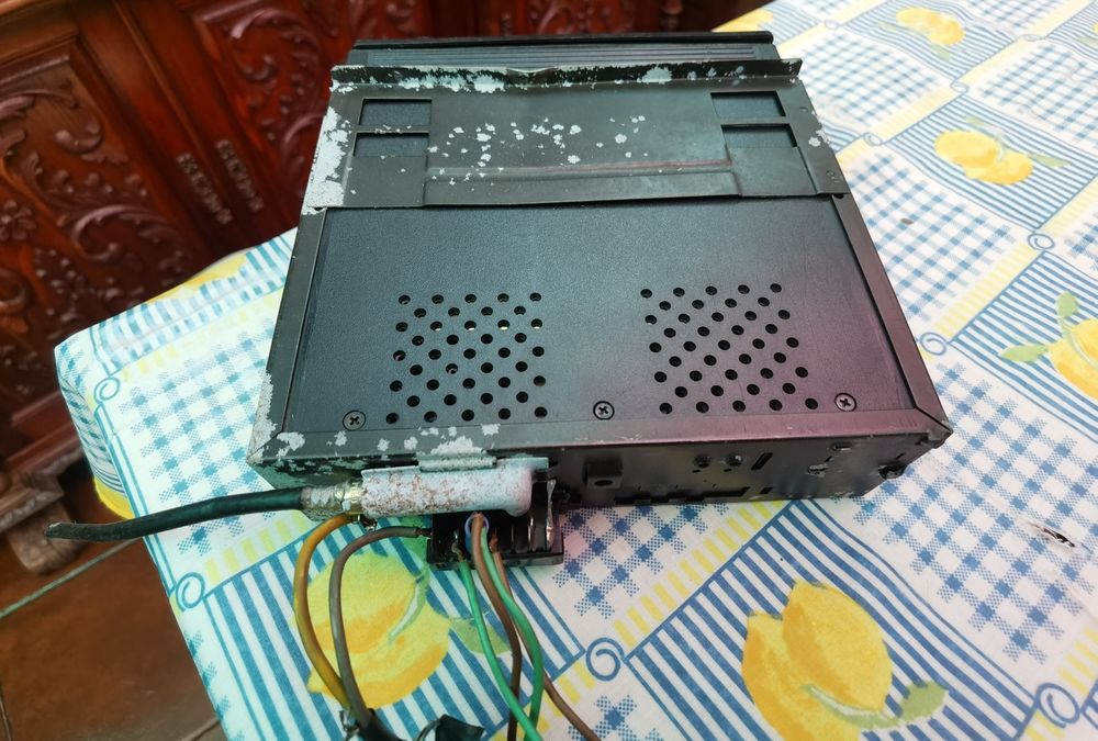 Rádio antigo com caixa de saída