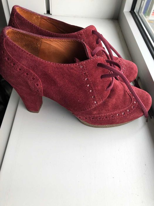 sapatos bordeaux  em camurça muito elegantes marca UNISA  36