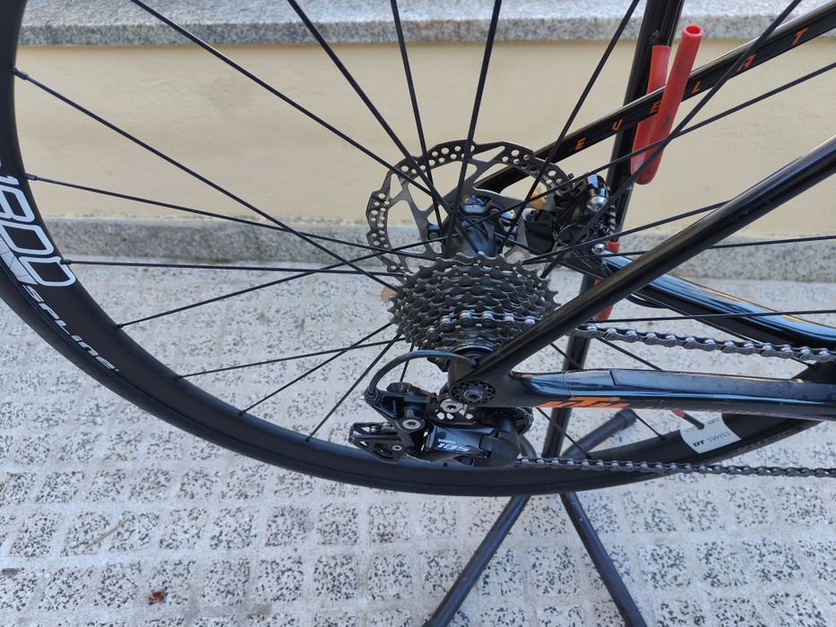 Bicicleta de estrada em carbono KTM