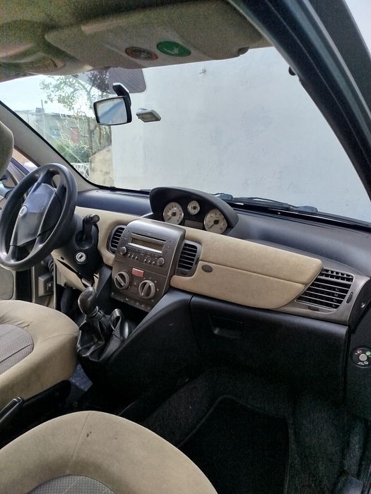 Lancia Ypslon cor cinza