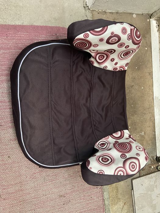 Assento para o carro em bom estado