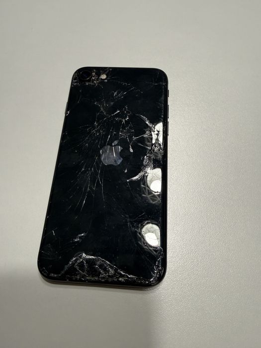Iphone Se 2020 64gb uszkodzony