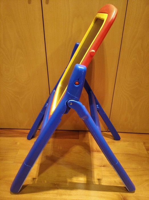 Cavalete infantil com quadro branco magnético e quadro preto de giz