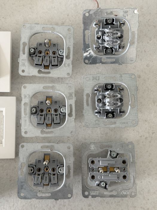 Zestaw gniazdek i włączników + ramki – stan bardzo dobry