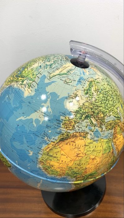 Globo terrestre iluminado.