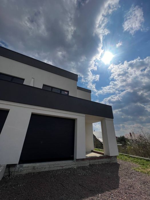 Продаж сучасного котеджу в затишній локації поблизу Львова