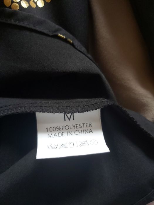 Blusa preta com listras douradas nova M